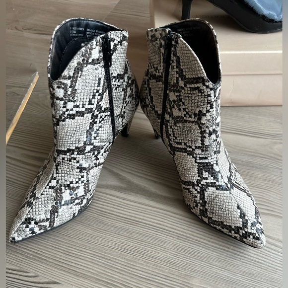 NWOT Worthington Faux Snakeskin low Booties - Picture 5 of 7